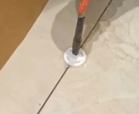 罗湖瓷砖空鼓维修公司专业解答瓷砖在铺贴过程中，如果没有涂抹均匀到位的粘结材料（如水泥砂浆或瓷砖胶），可能会导致以下问题