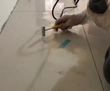 罗湖瓷砖开裂维修公司专业分享瓷砖在铺贴前如果没有沥干水分，将会导致以下问题